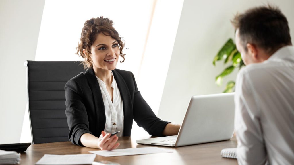 Recruiter che legge un curriculum