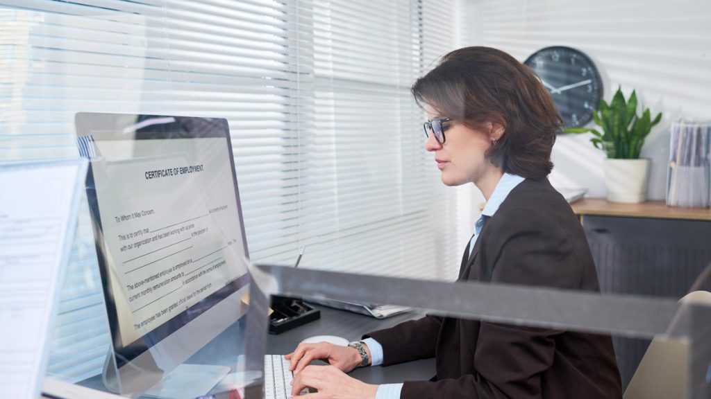 Persona che aggiorna il curriculum al computer